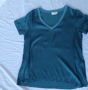 NATION LTD. June Hammered Sateen V Neck Short Sleeve Tee Shirt Green Small